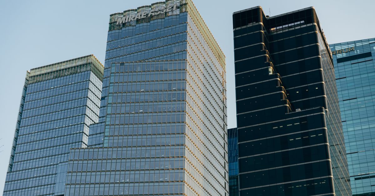 Grattacieli moderni nel centro di Seul, in Corea del Sud, sotto un cielo limpido